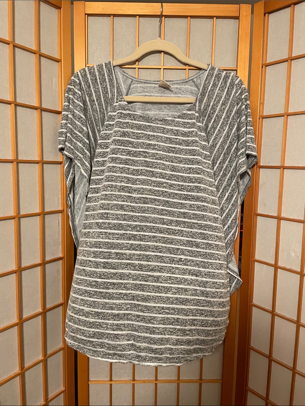 Faded Glory Womenโs L 12-14 Striped Gray & White Short Flutter Sleeve Top